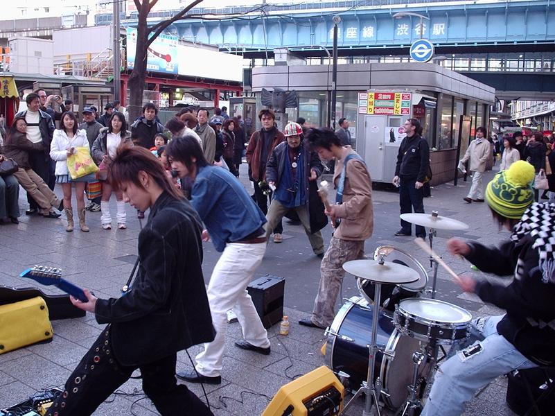 Musiciens rock qui jouent sur le trottoir.