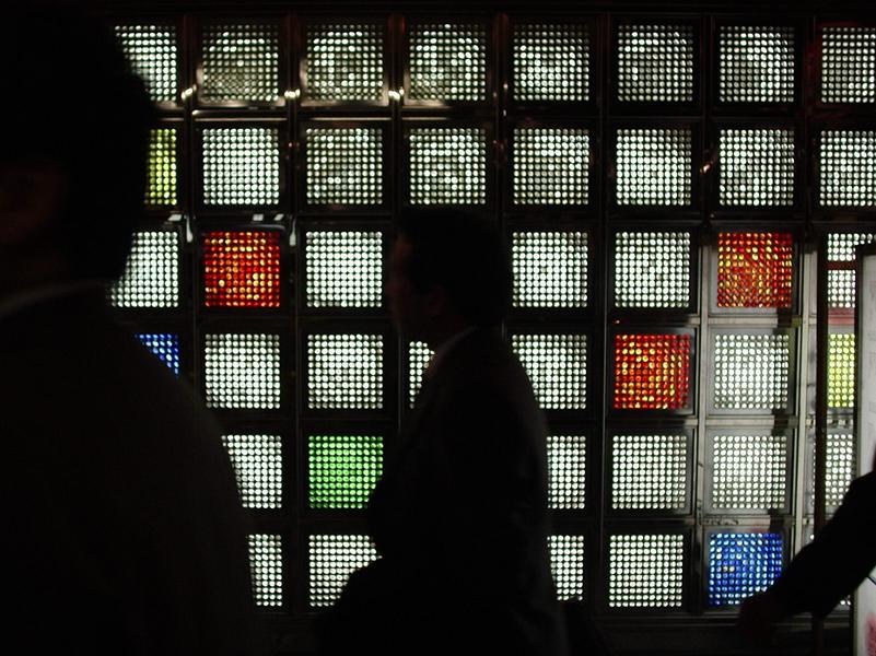 Des gens passent devant un établissement de pachinko.