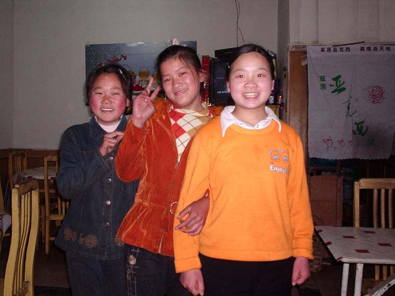 Les jeunes filles du restaurant prennent la pose.