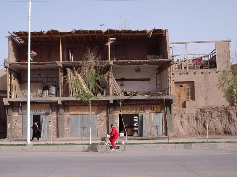 Un édifice sans façade sur un nouveau boulevard.