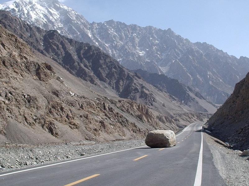 Un énorme rocher au milieu de la route.