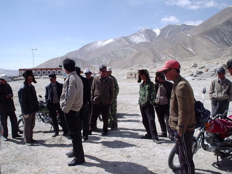 Des gens du coin se rassemblent au lac Karakul.