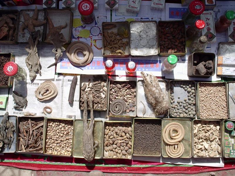 L'étal d'un marchand de médicaments traditionnels.