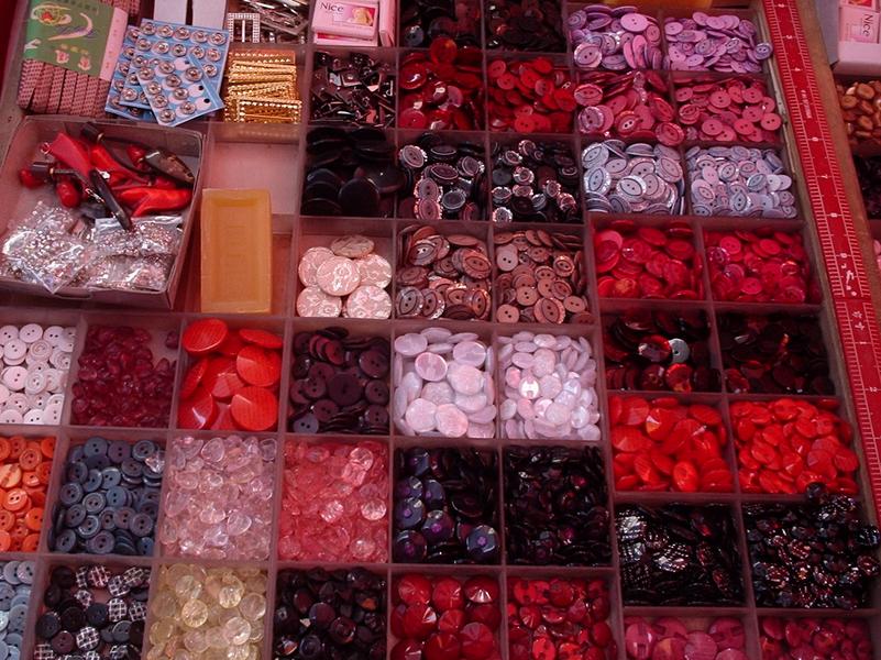 Des boutons et des articles de couture.