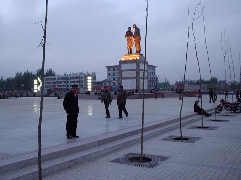 La place publique de Hotan, toute en pierre.