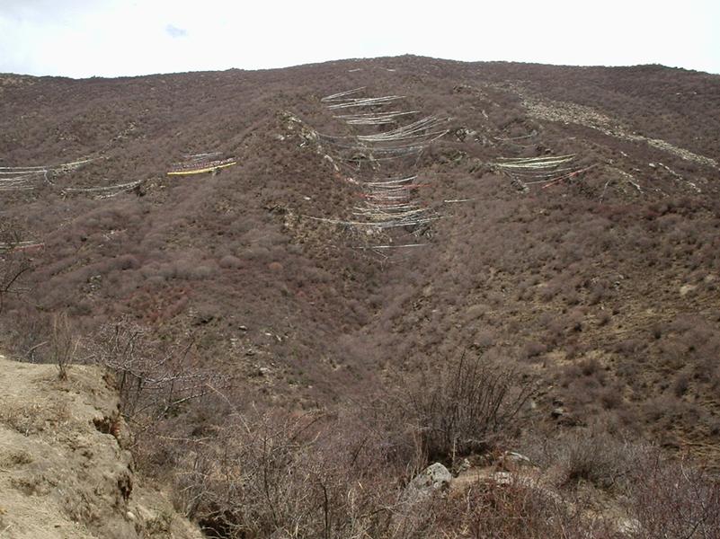 Des drapeaux à prière tendus dans la montagne.
