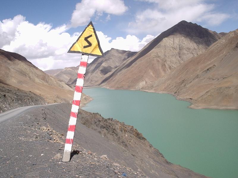 Une rivière qui longe la Route l'Amitié.