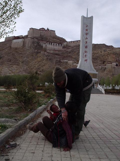 La place publique, au pied du monastère de Gyantsé.