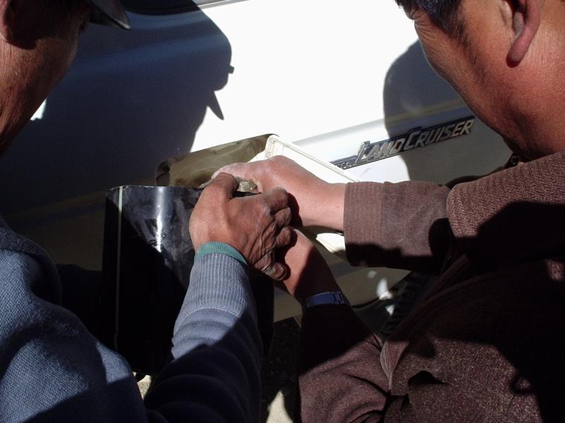 On verse le précieux liquide dans la LandCruiser asséchée.