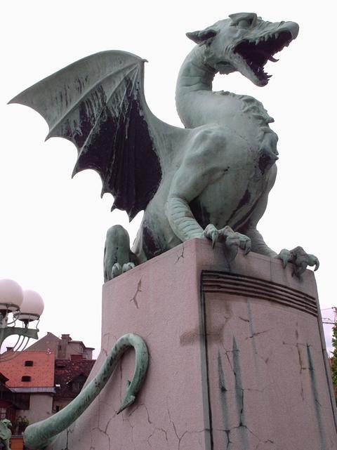 Une gargouille garde un pont à Ljubljana.